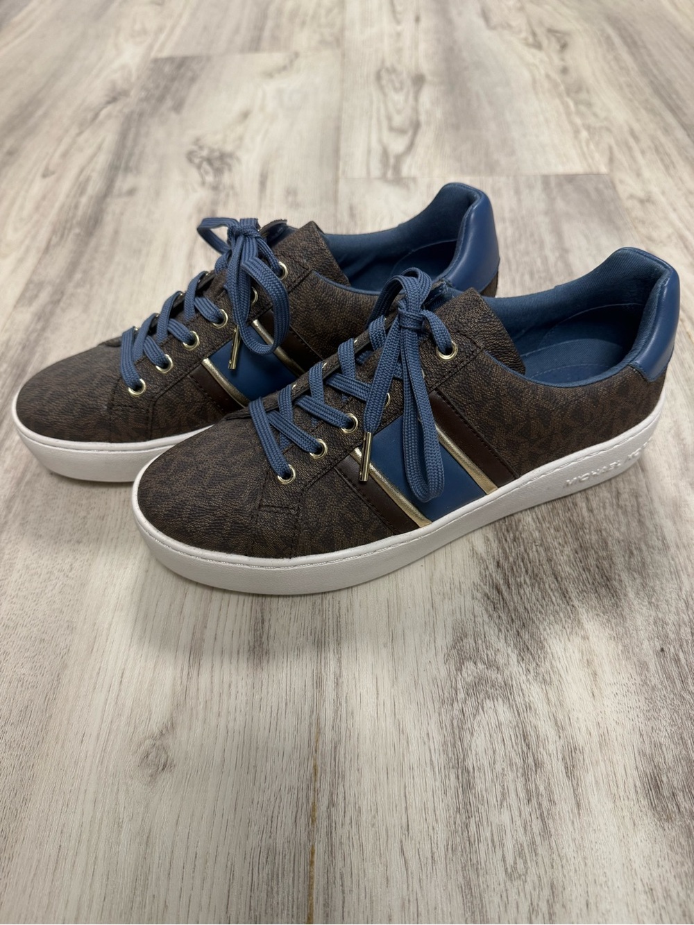 Michael Kors woman’s Irving Logo Low-Top Sneaker in Brown/Blue